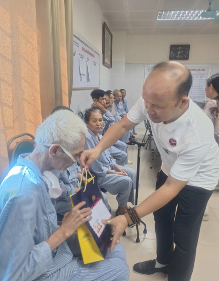 Gia đình anh Tuấn trao quà và tiền mặt